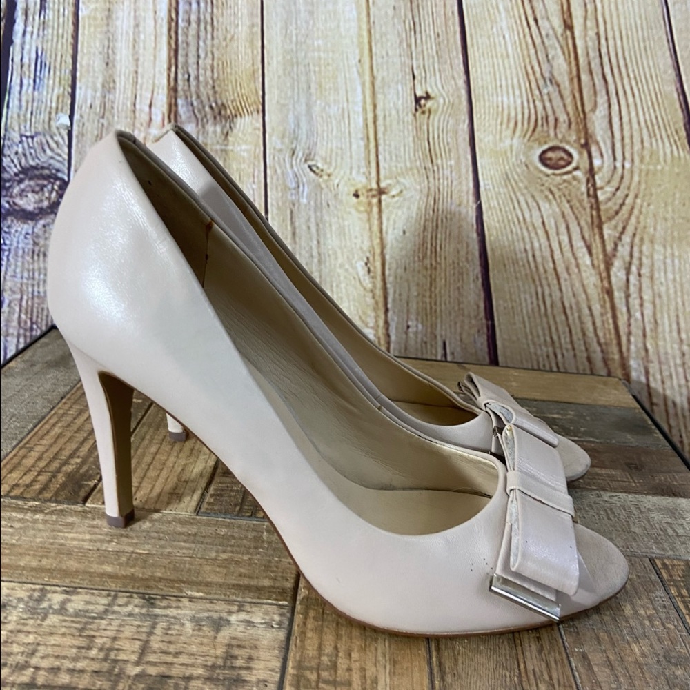 Cream Nine West close toe bow heels size 8 1/2
